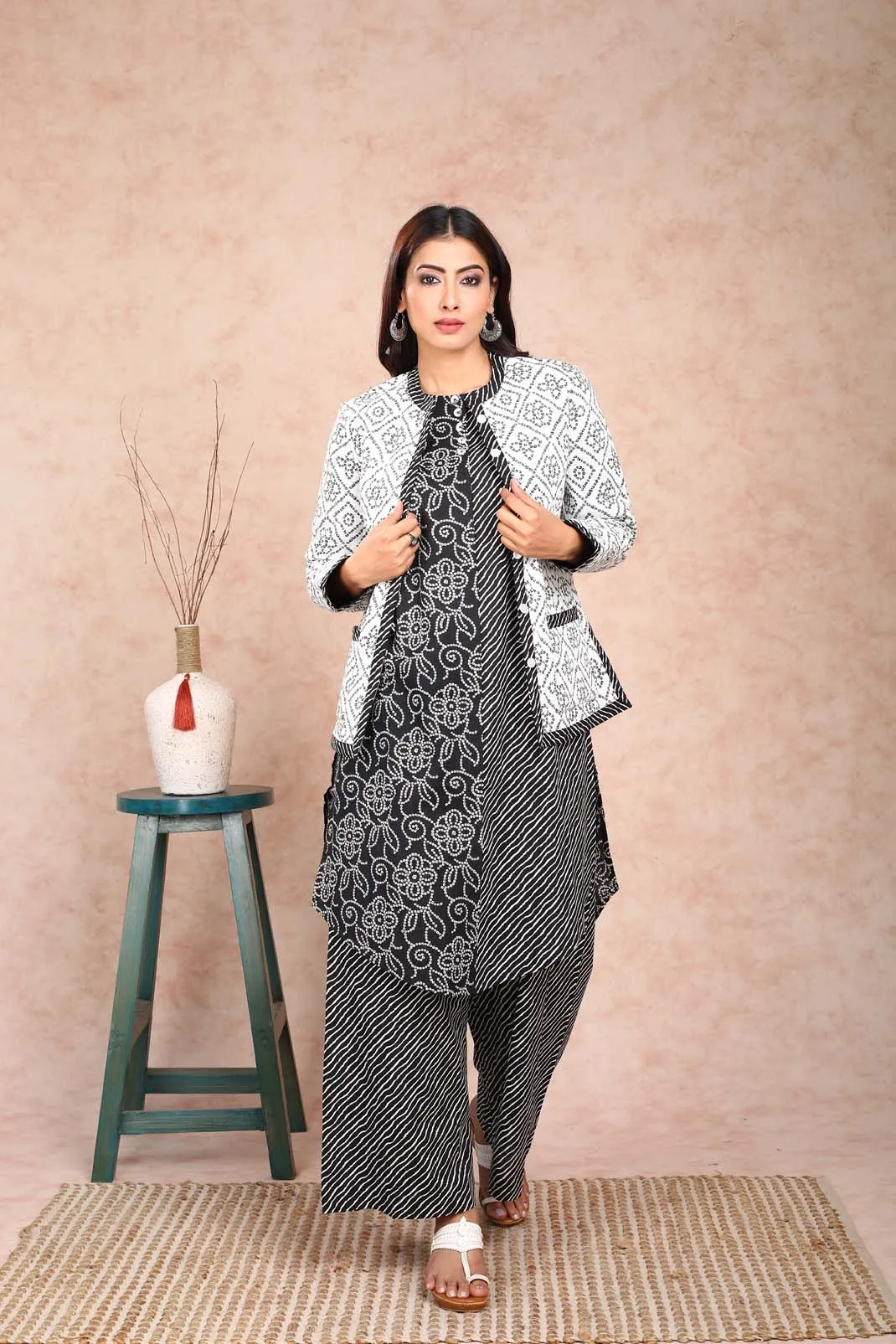Black and White Quilted Jacket (With Sleeves) UCJ0003F